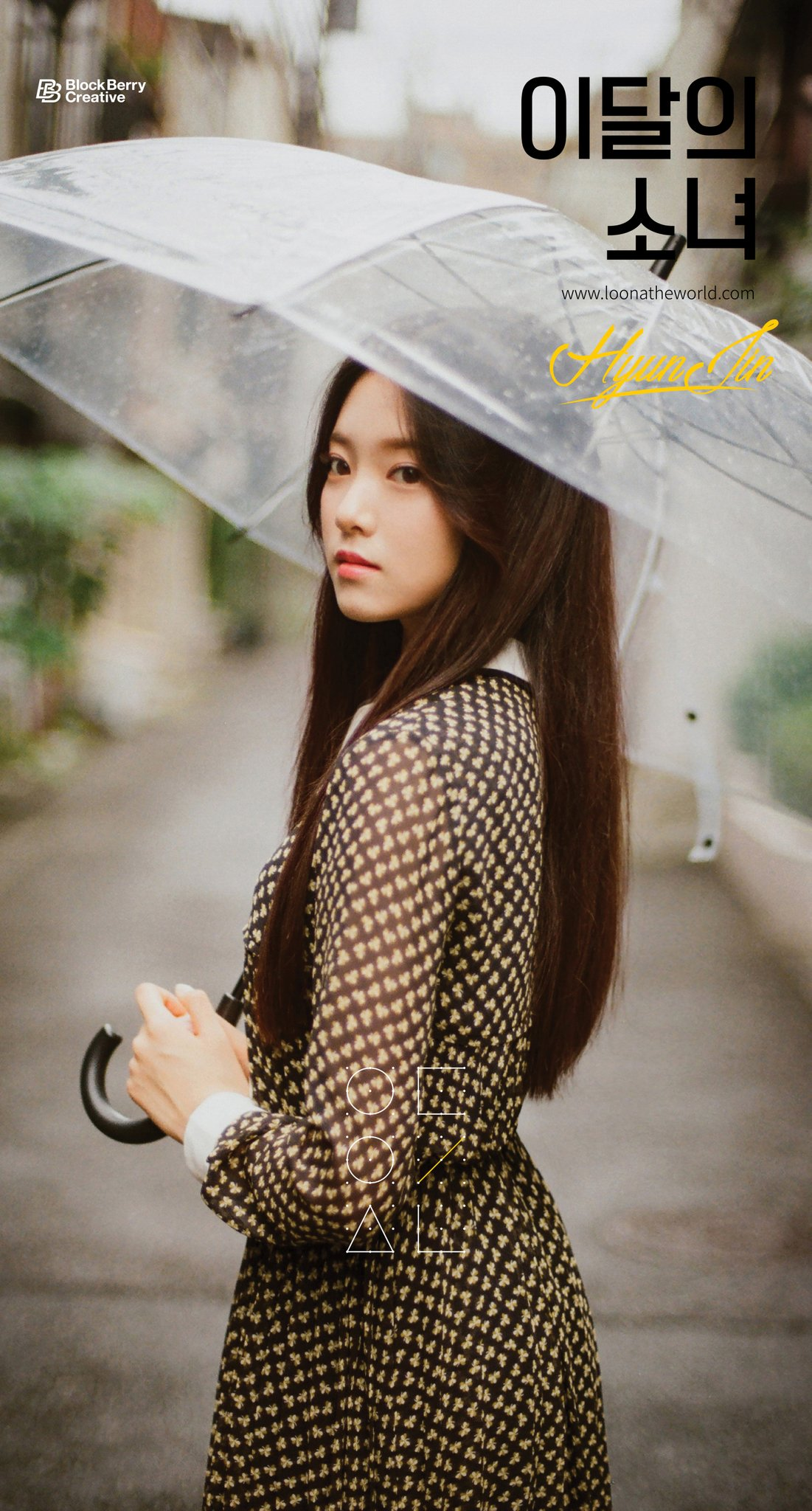 Hyunjin holding an umbrella.